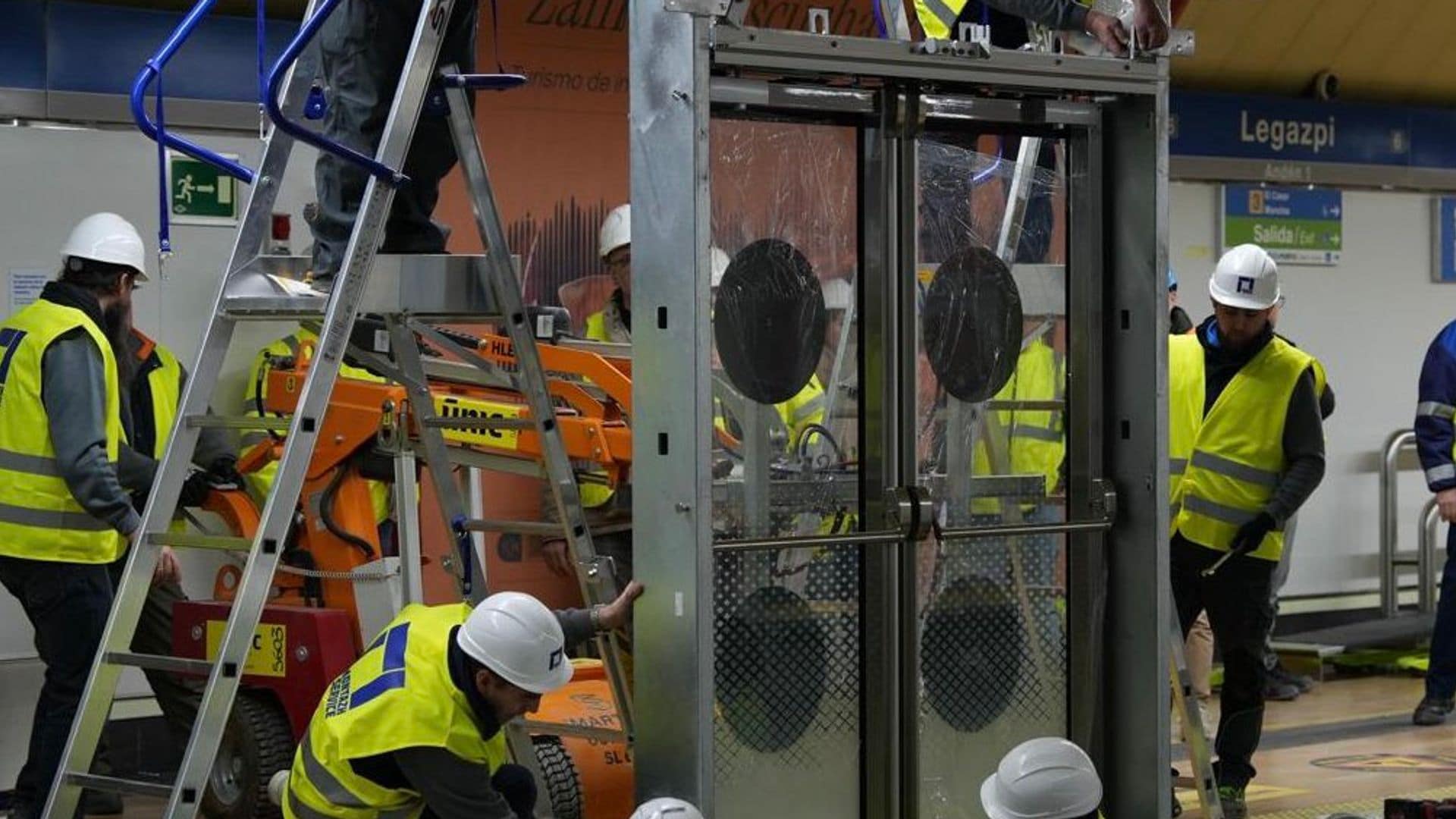 La instalación de las primeras puertas de andén en Legazpi se realiza de madrugada para no afectar al servicio diario de la Línea 6