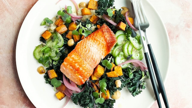 Salmón a la plancha con ensalada de verduras