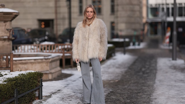 Look de street style con vaqueros flare