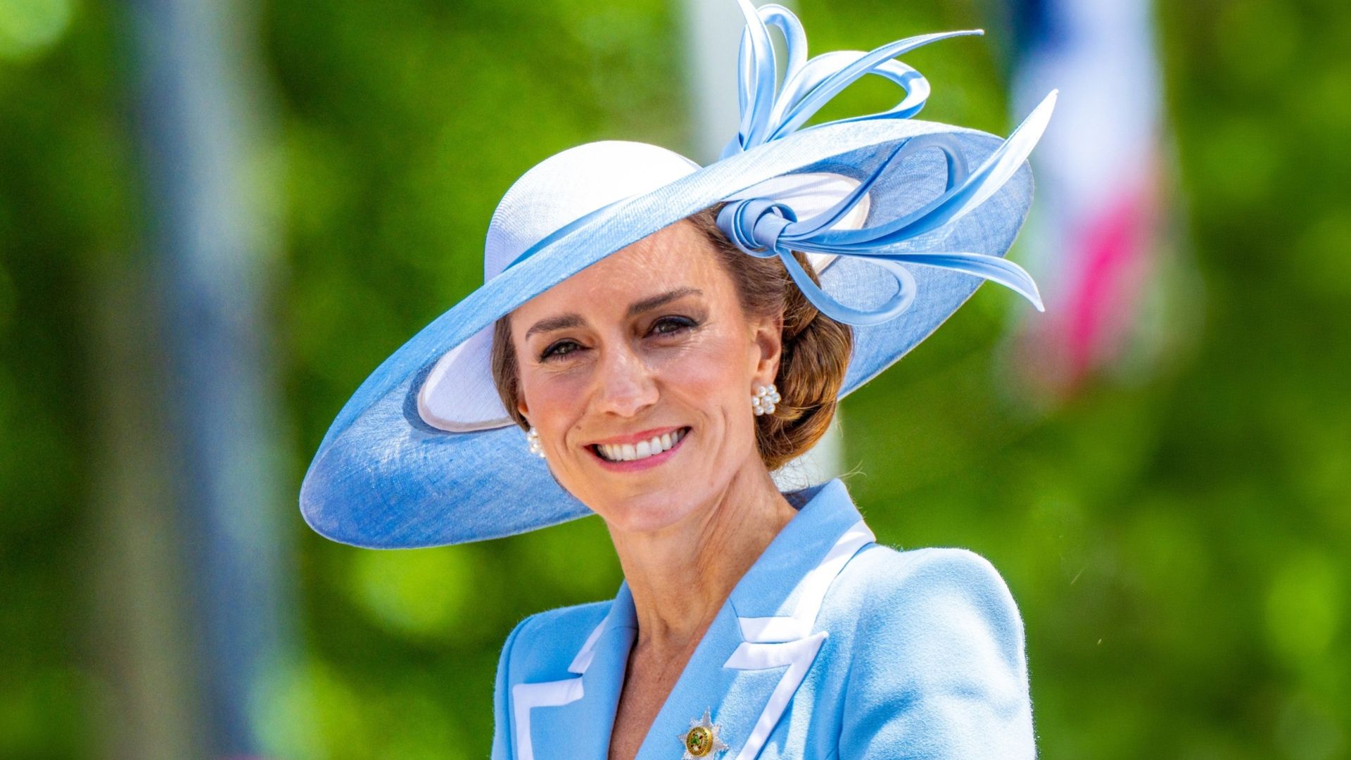 Kate Middleton, princesa de Gales, con vestido azul de inspiración Lady Di en el Trooping the Colour 2026, Londres.