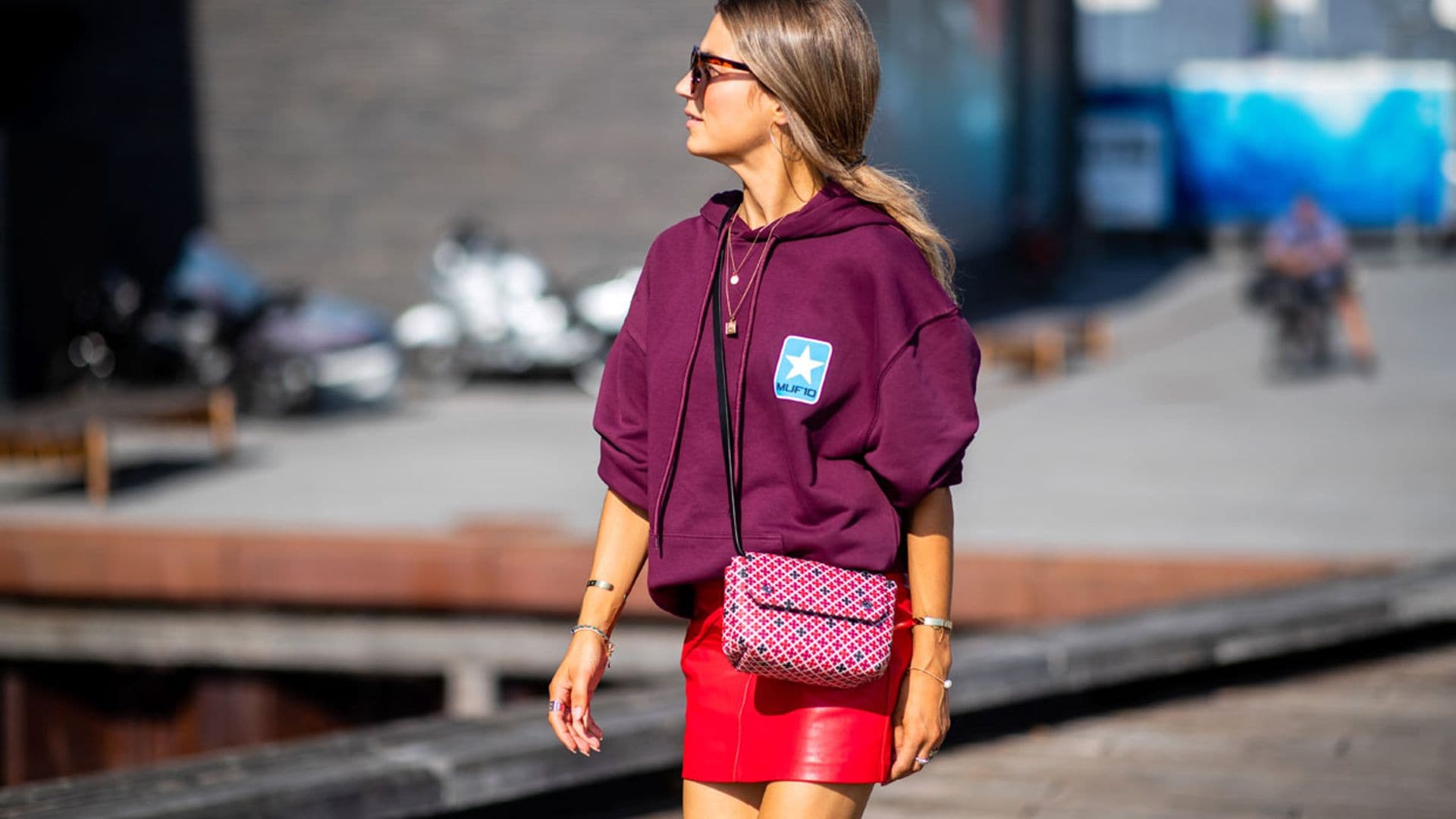 Sudaderas de colores, la prenda perfecta para llevar en casa y en tus paseos