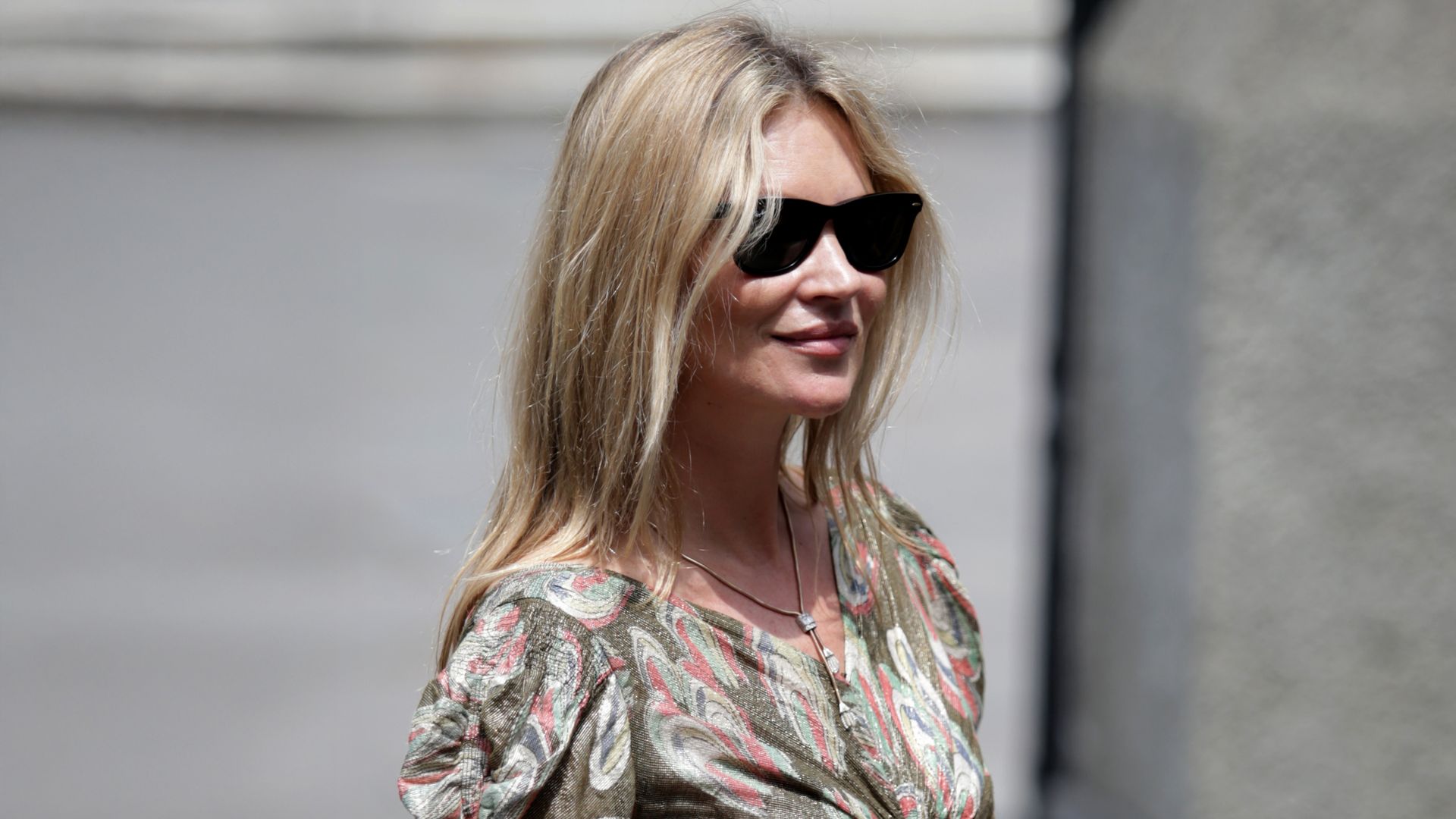Recordamos el look de Kate Moss en la boda de Sassa de Osma: