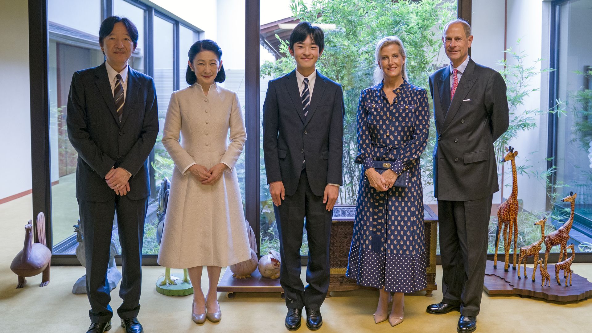 Los duques de Edimburgo recibidos por los Príncipes Herederos de Japón y su hijo, Hisahito, futuro emperador