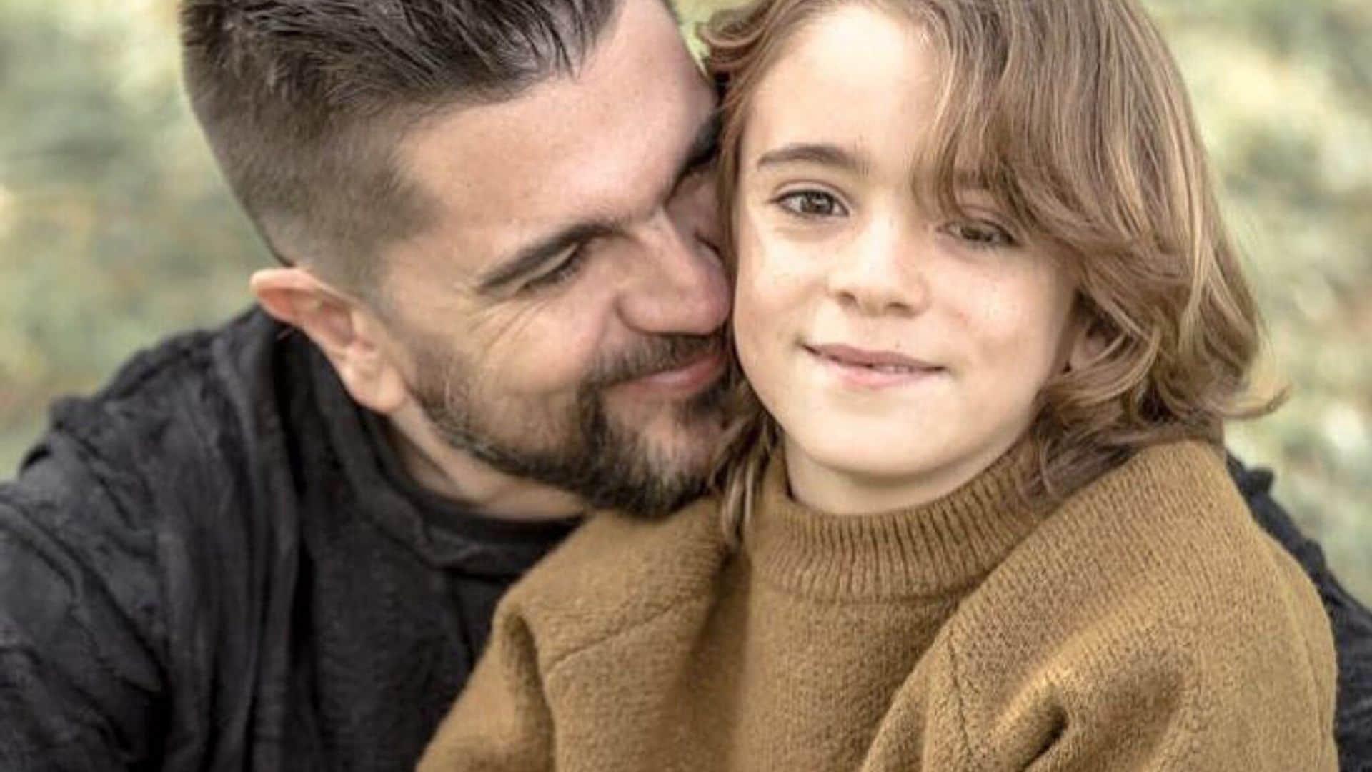Juanes le hace el nudo de la corbata a su hijo gracias a un tutorial, ¡es lo más tierno!