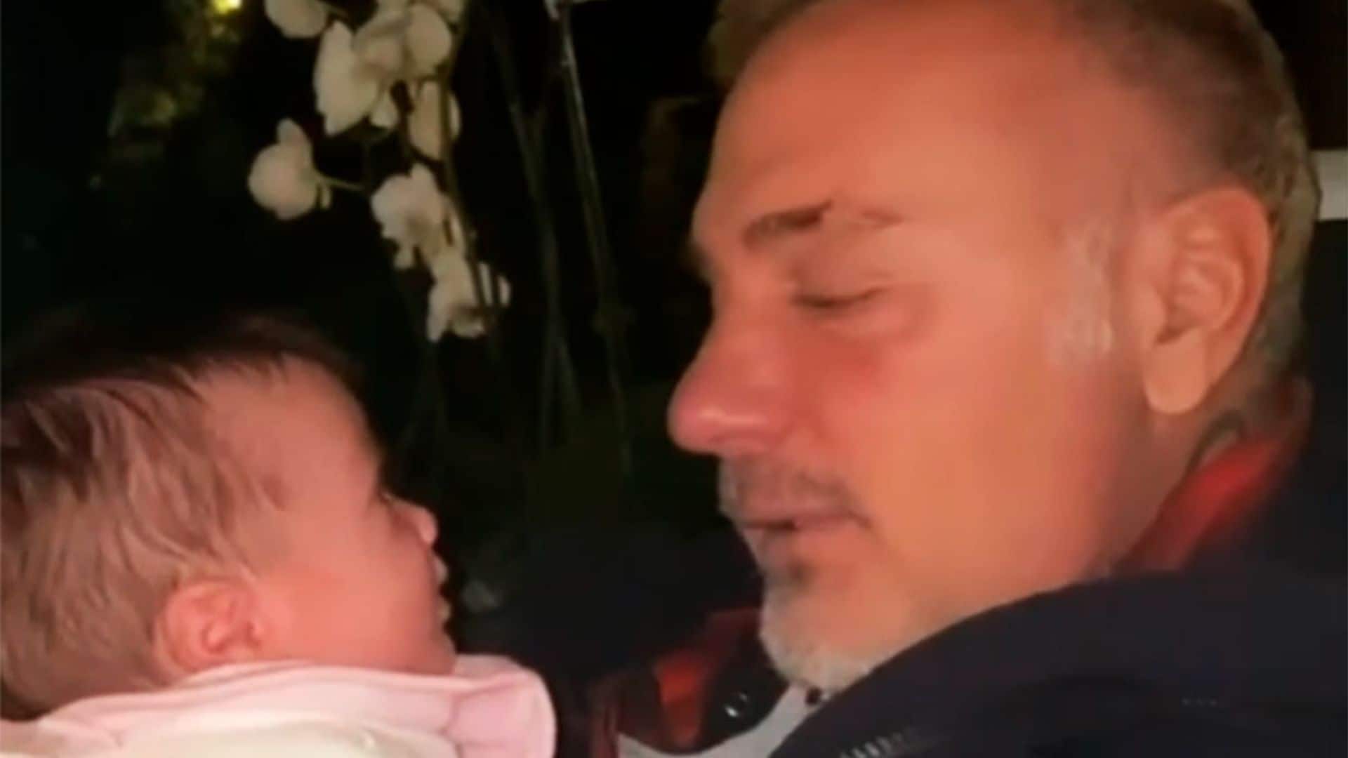 Dando besos a su hija o cantando para ella: Gianluca Vacchi y Sharon Fonseca muestran su 'camino más dulce'