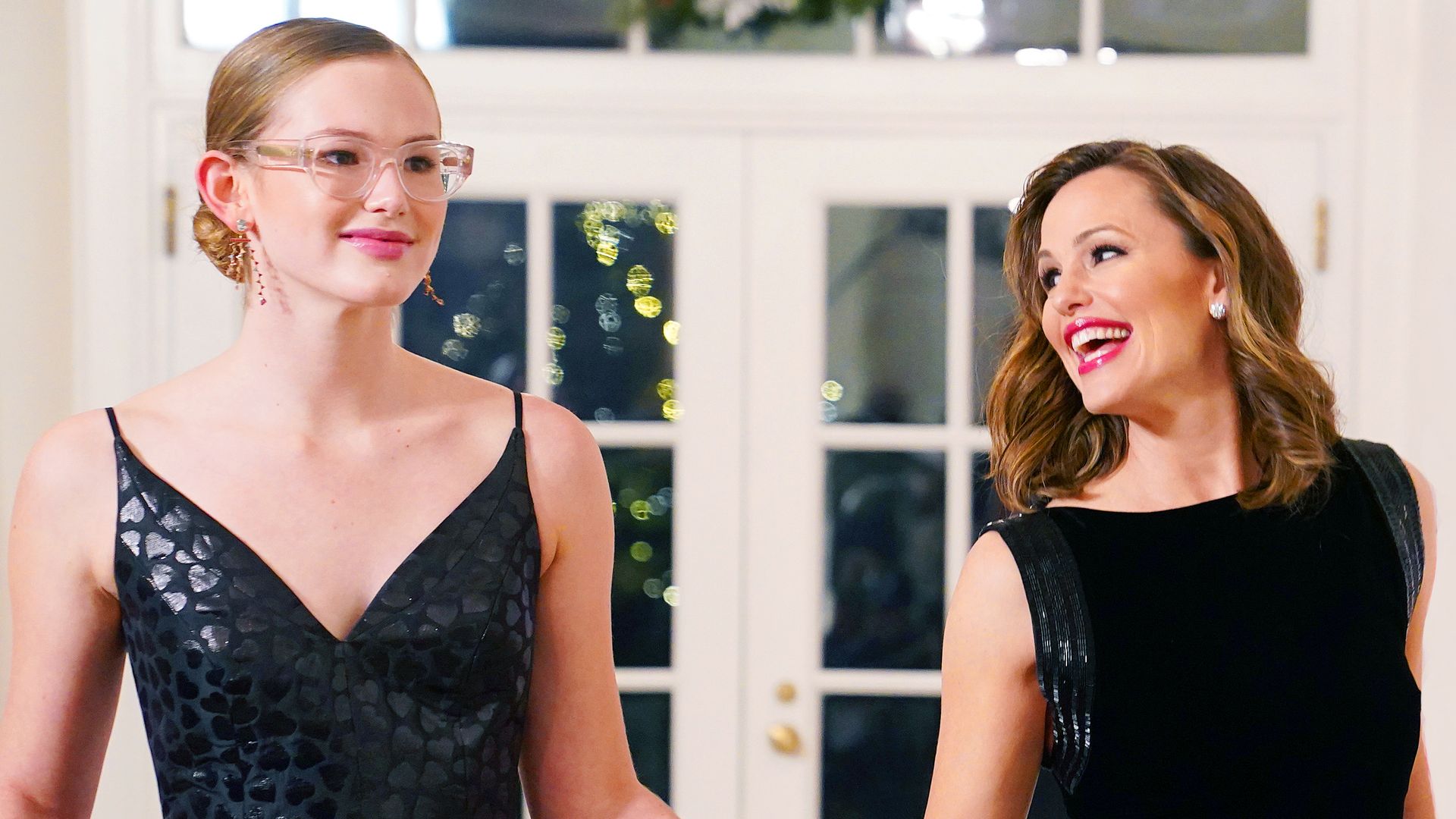 Jennifer Garner y su hija Violet llegando a la Casa Blanca para la cena de estado con Emmanuel Macron, el 1 de diciembre de 2022