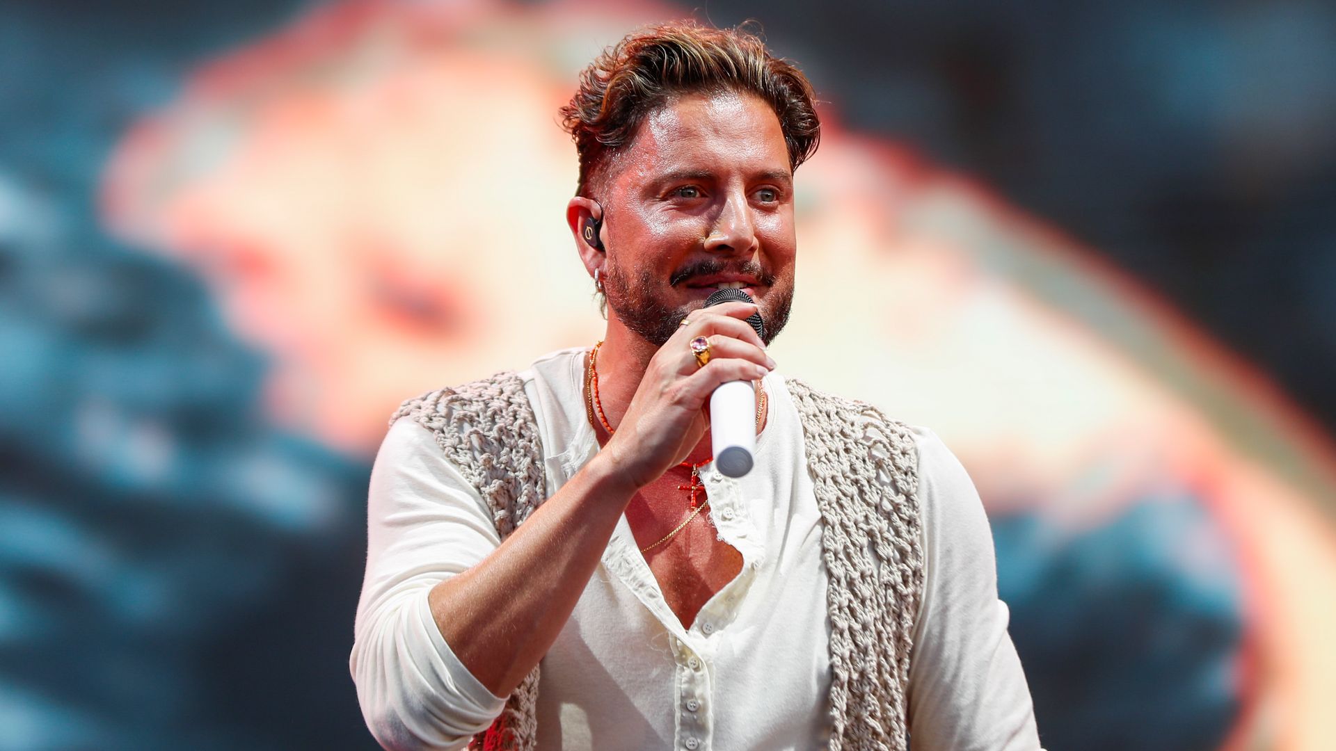 El aplaudido discurso de libertad de Manuel Carrasco en su concierto en Madrid: "Te parezco femenino, ¿y?"