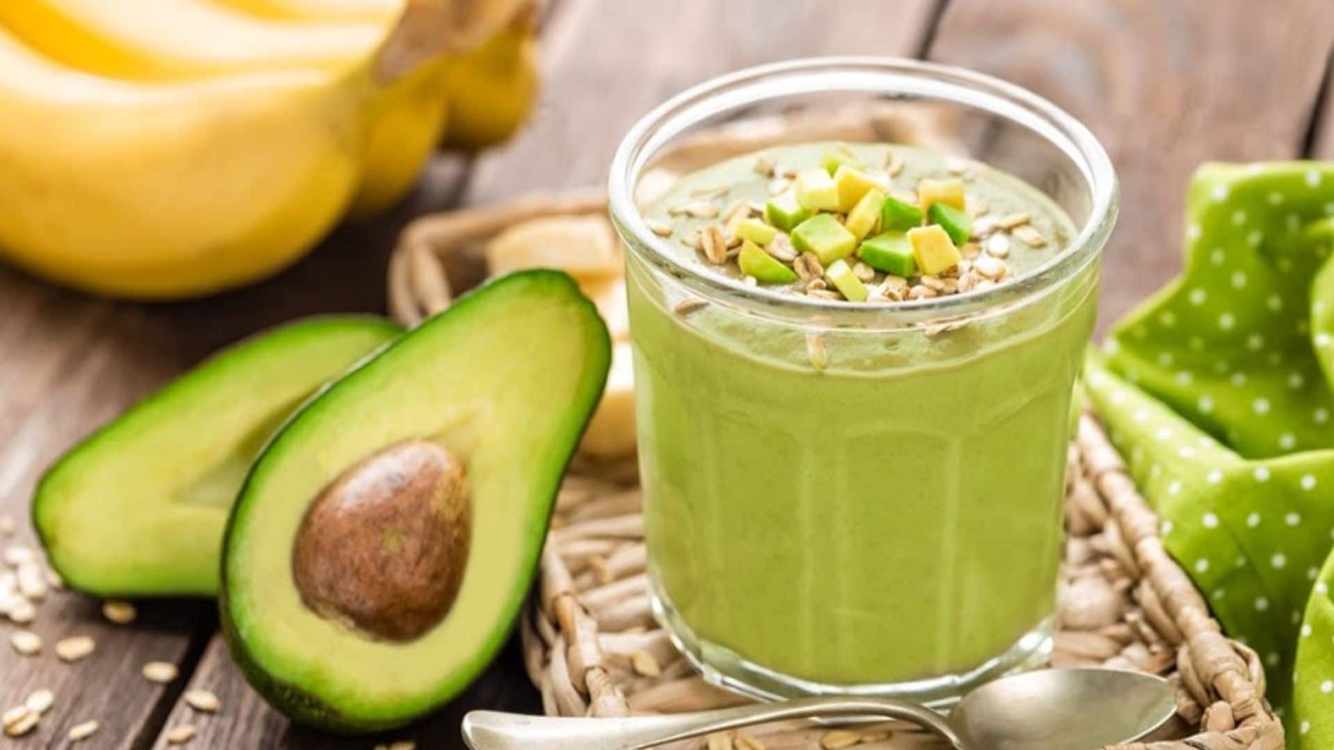 'Smoothie' de aguacate, plátano y leche de almendras