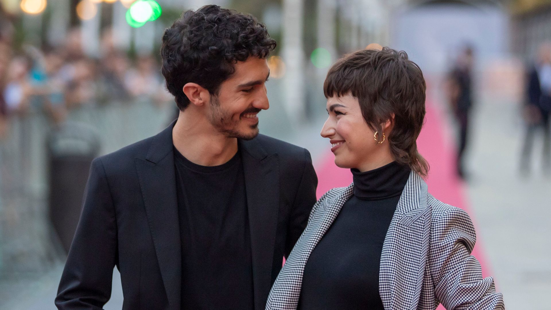 Los actores Úrsula Corberó y Chino Darín durante la presentación de 'La odisea de giles' en la cuarta jornada del Festival de San Sebastián 2019 a 23 de septiembre de 2019