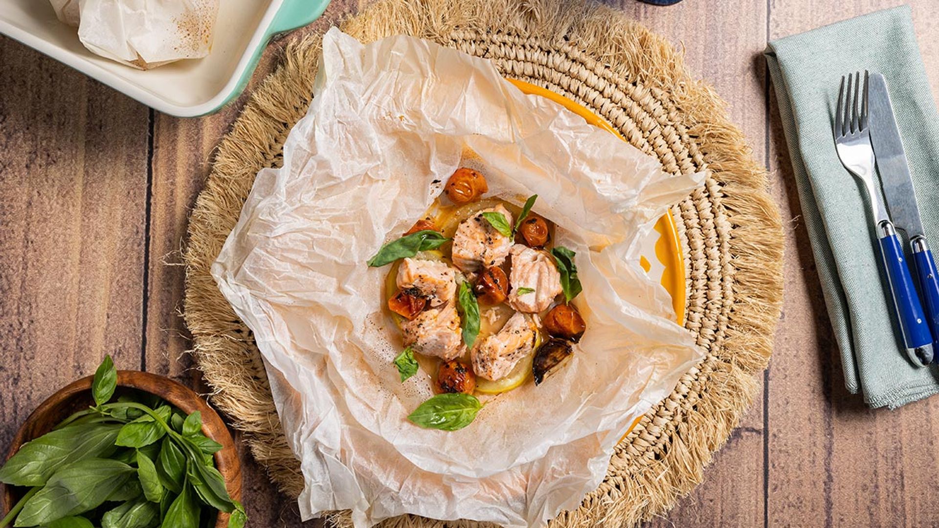 Papillote de salmón y tomates confitados Papillote de salmón y tomates confitados