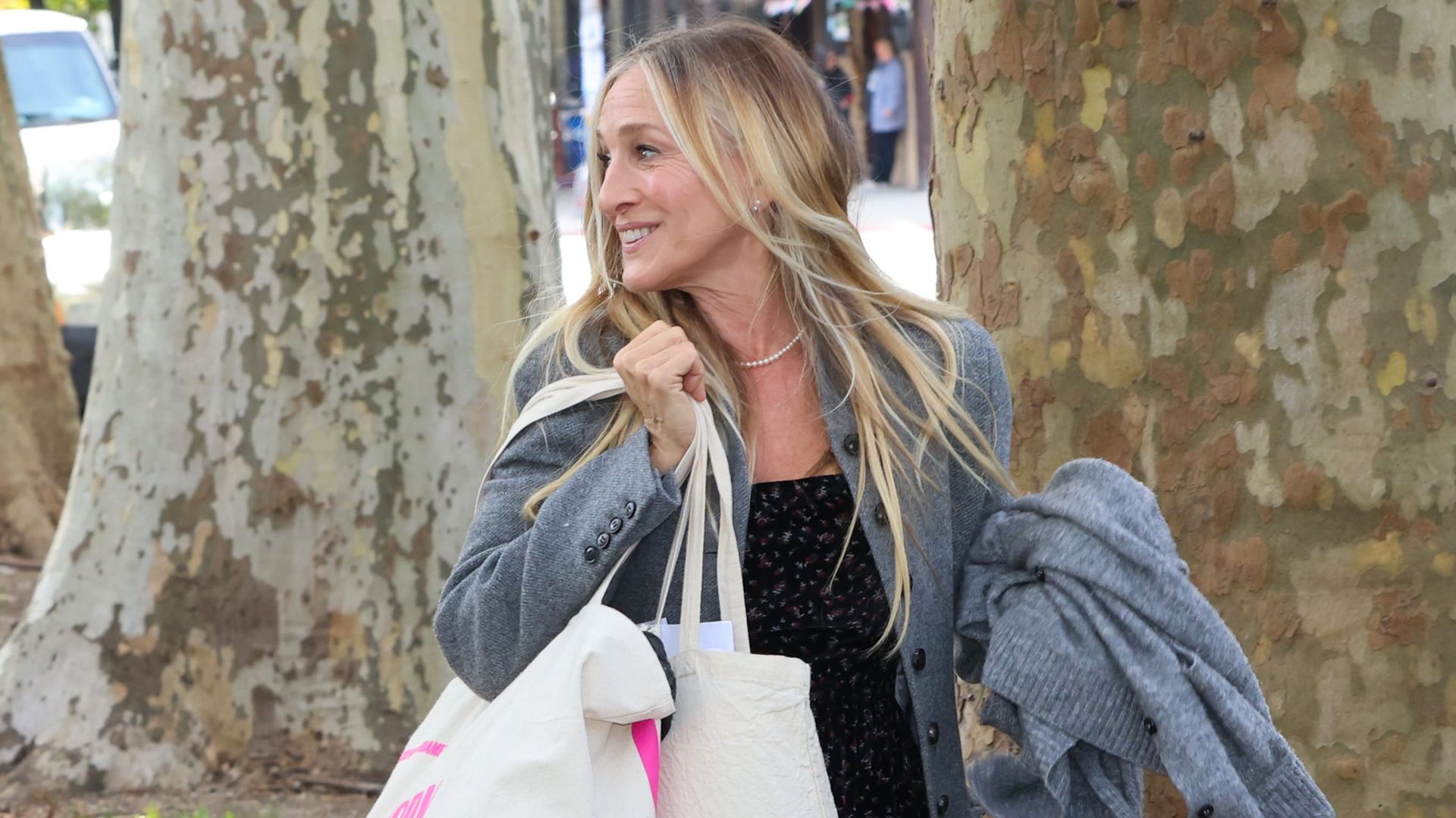 Sarah Jessica Parker durante el rodaje de The Family Stone 2, el 21 de octubre de 2026, en Manhattan, Nueva York.