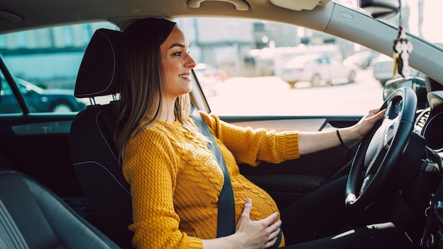 mujer embarazada conduciendo