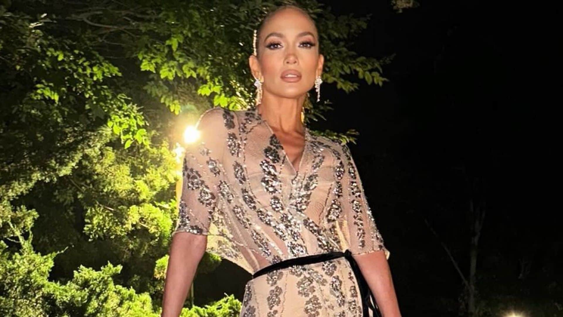 Jennifer Lopez y su sofisticado look de invitada para eventos de noche: vestido de red y plataformas