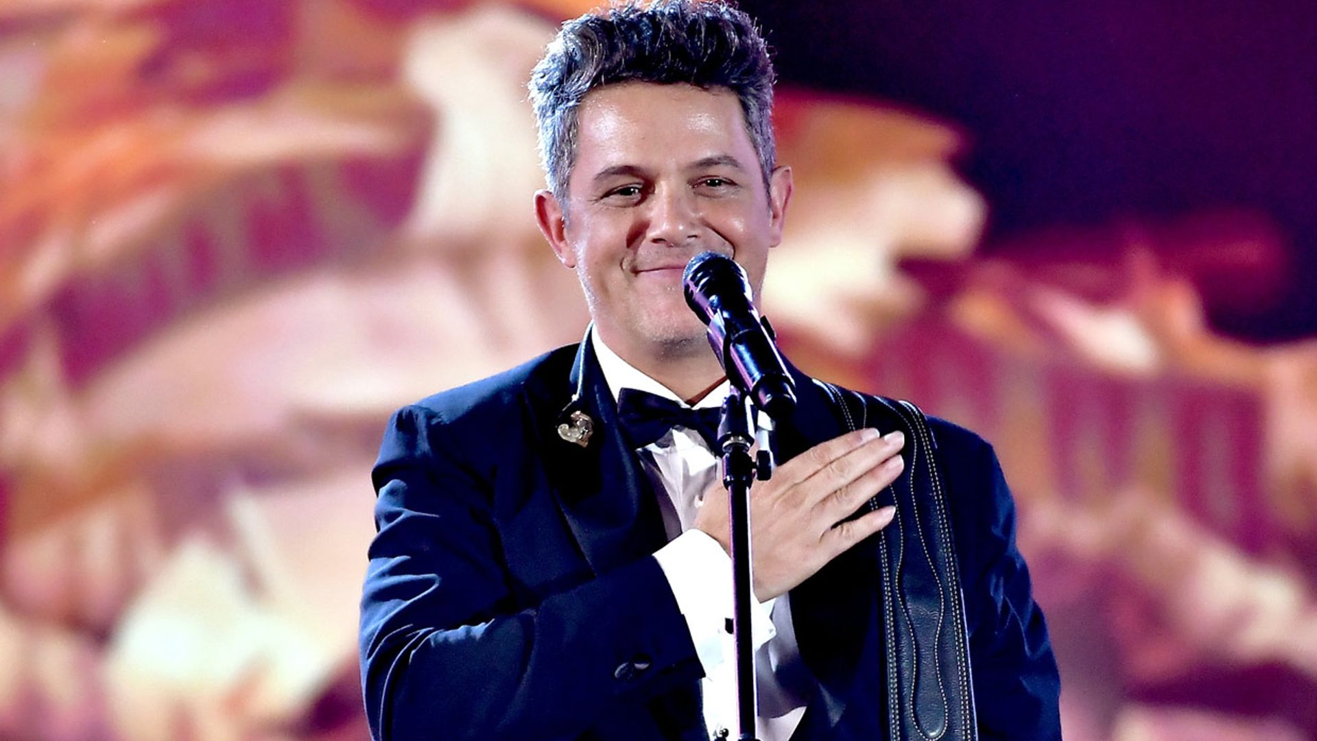 Alejandro Sanz se emociona en un concierto por una sorpresa de sus fans