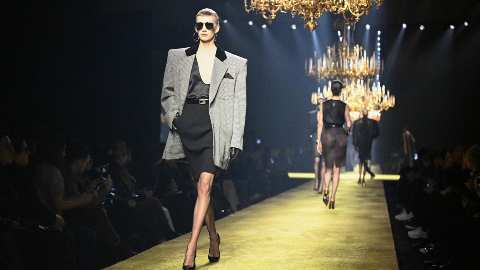 Saint Laurent homenajea al traje sastre de los 80: chaquetas con hombreras y faldas lápiz