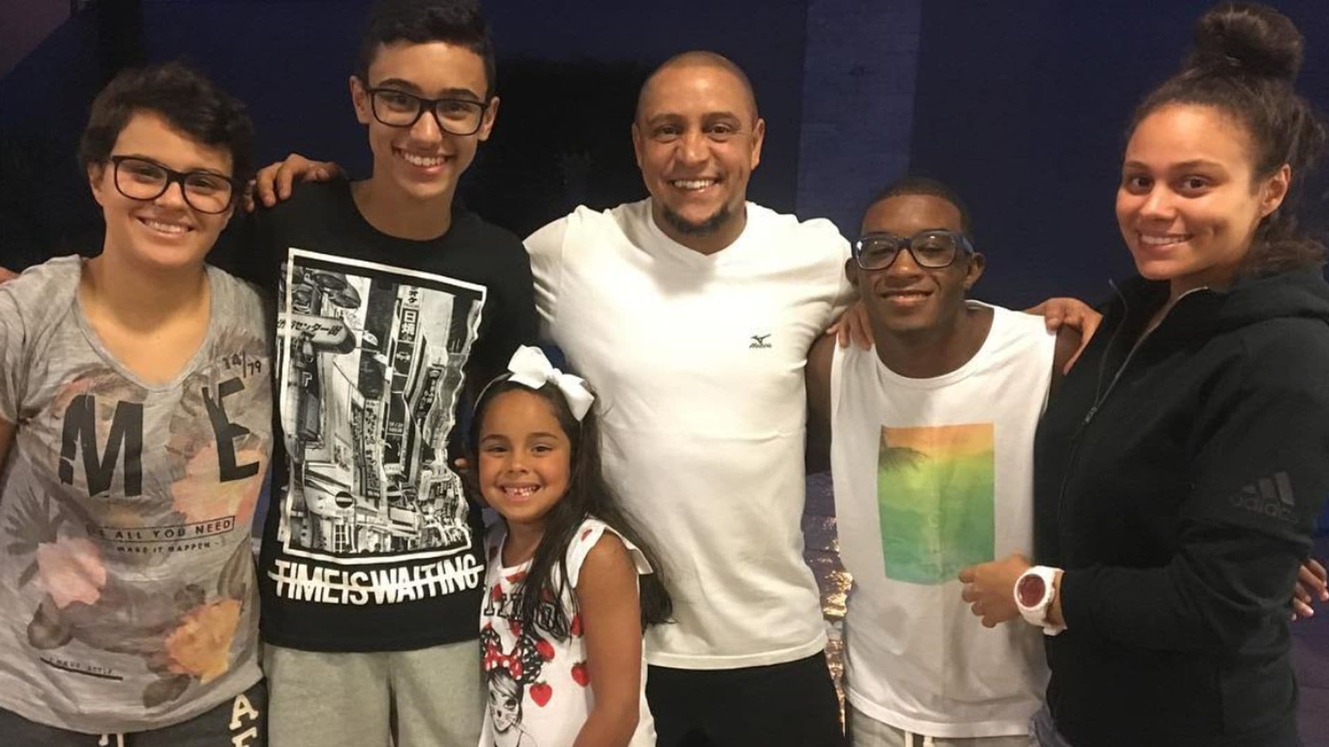 Roberto Carlos celebra su 50 cumpleaños convertido en abuelo y en padre de 11 hijos de 7 mujeres distintas