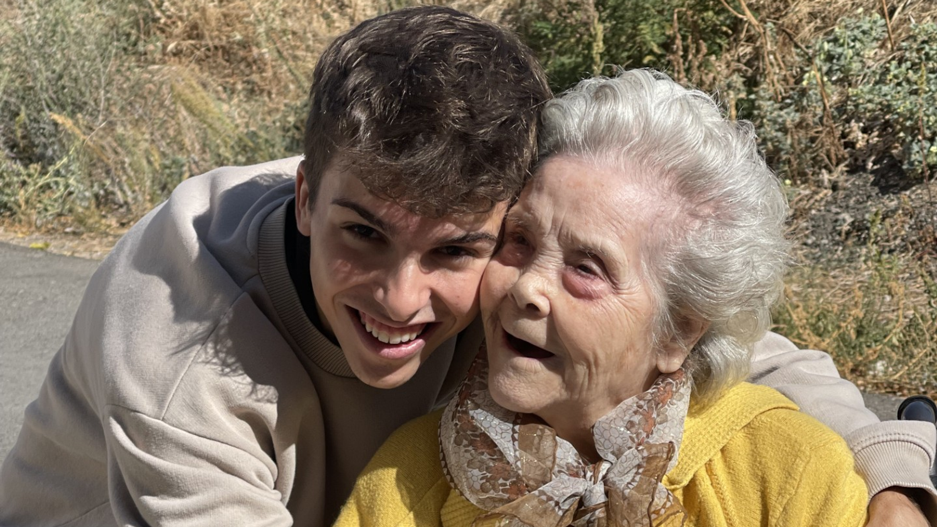Juan Antonio López Gómez, abrazando a su abuela Francisca