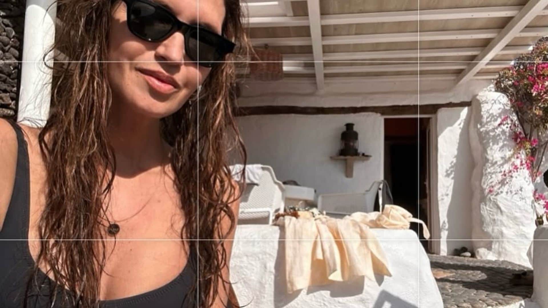 Así están siendo los primeros días del año de Sara Carbonero, junto a Isabel Jiménez, lejos de Madrid y en bañador