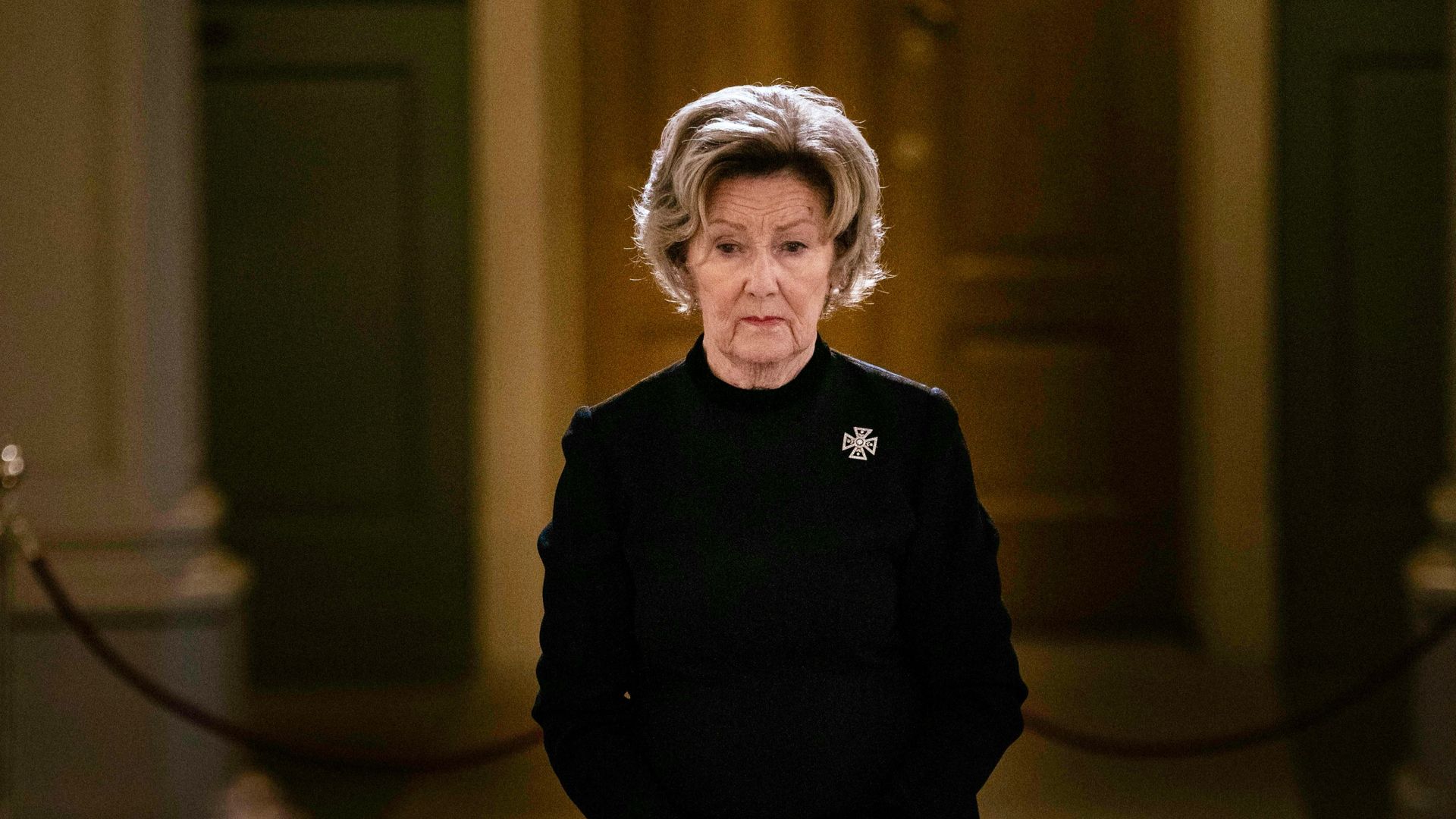 Sonia de Noruega ante el féretro de su marido, el rey Harald