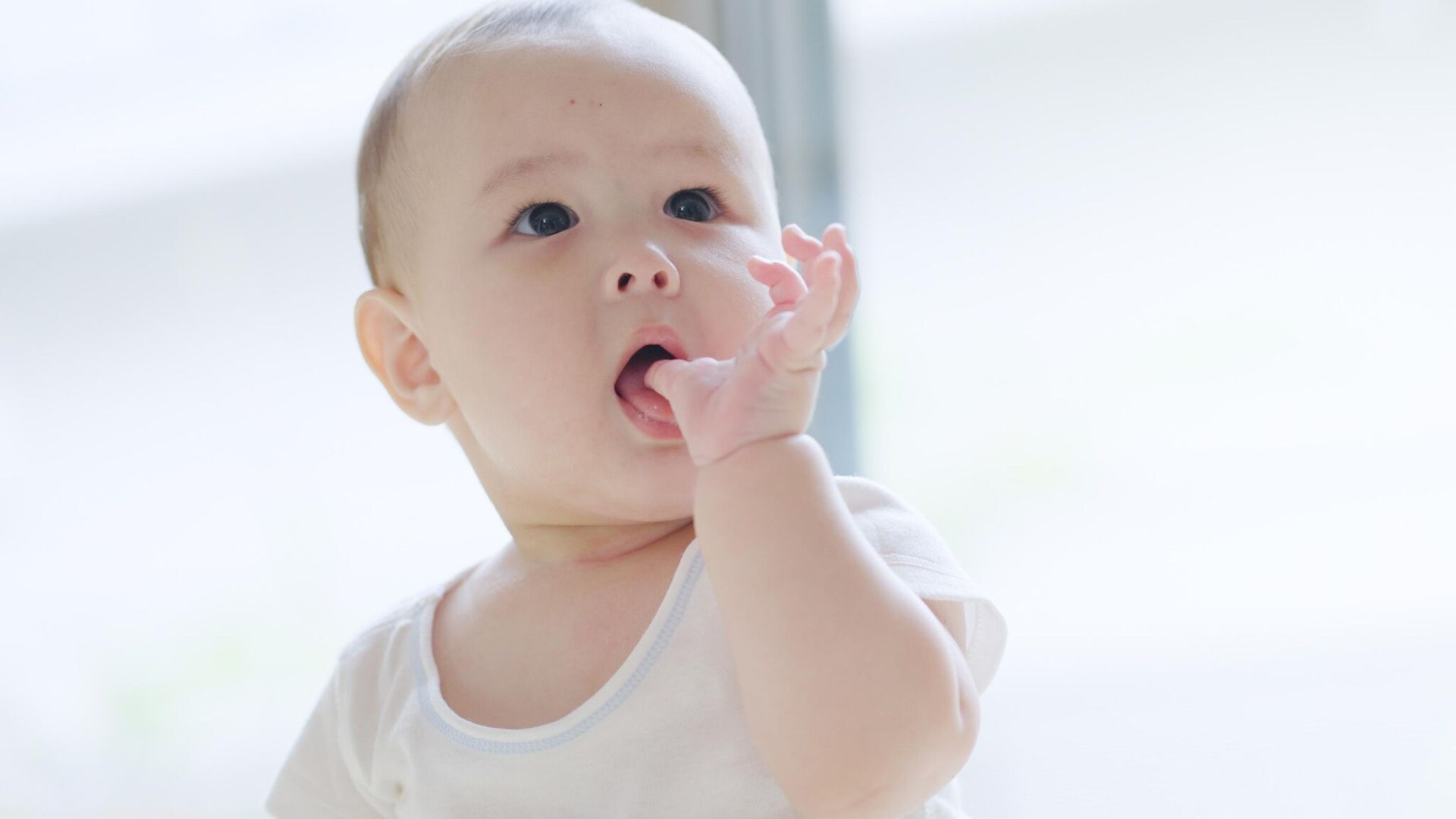Por qué tu bebé se chupa el dedo: estas son las razones
