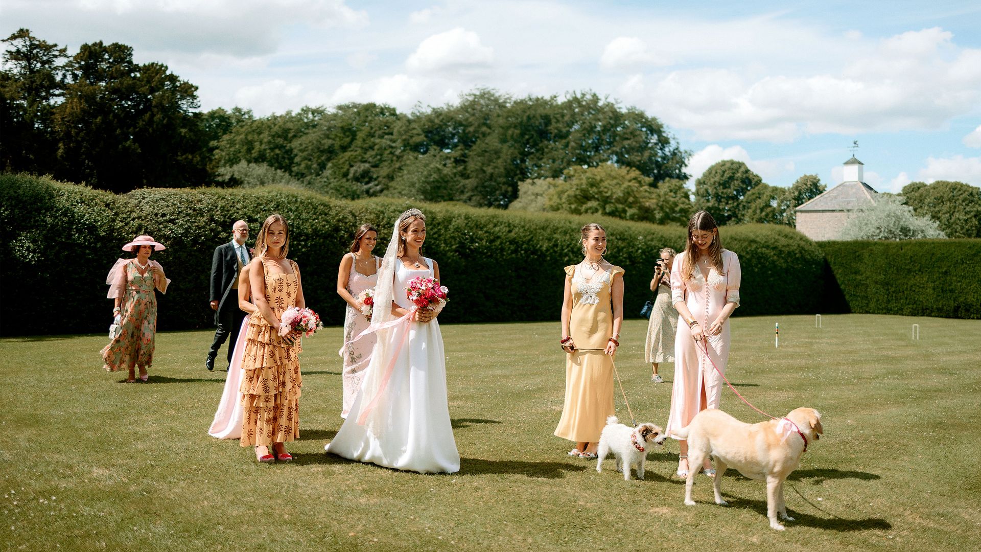Estella y Eloise Taylor, llevando a Gyda y Bramble, dos de los perros de la familia que participaron en la ceremonia Windsor, la boda del año