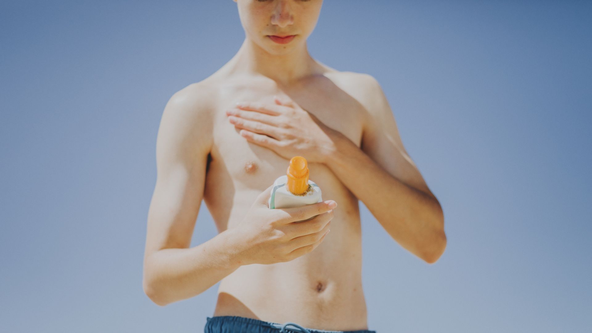 Dr. Eduardo Varas, dermatólogo, sobre cómo conseguir que los adolescentes se protejan del sol: "No desde la obligación, sino apelando a su autocuidado"
