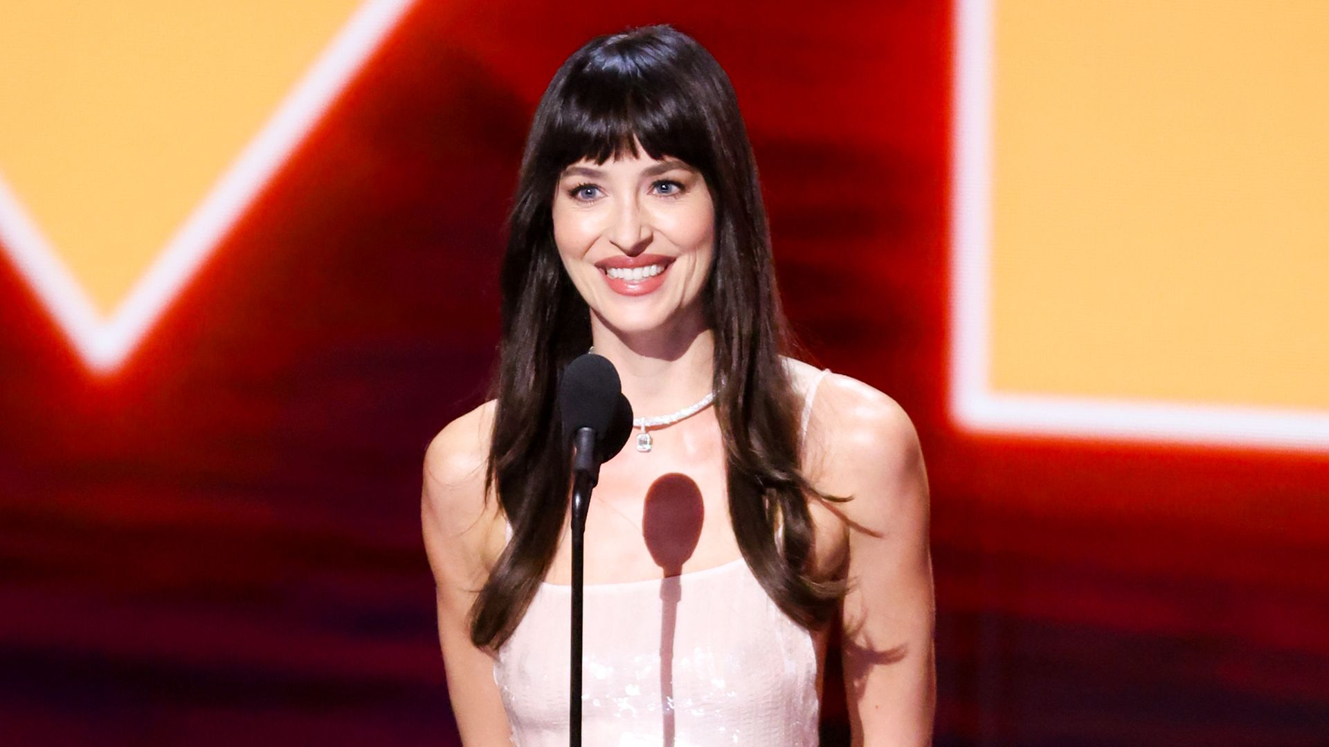Dakota Johnson brilla en lentejuelas en los MTV VMA's 2026 para entregar un premio a Taylor Swift