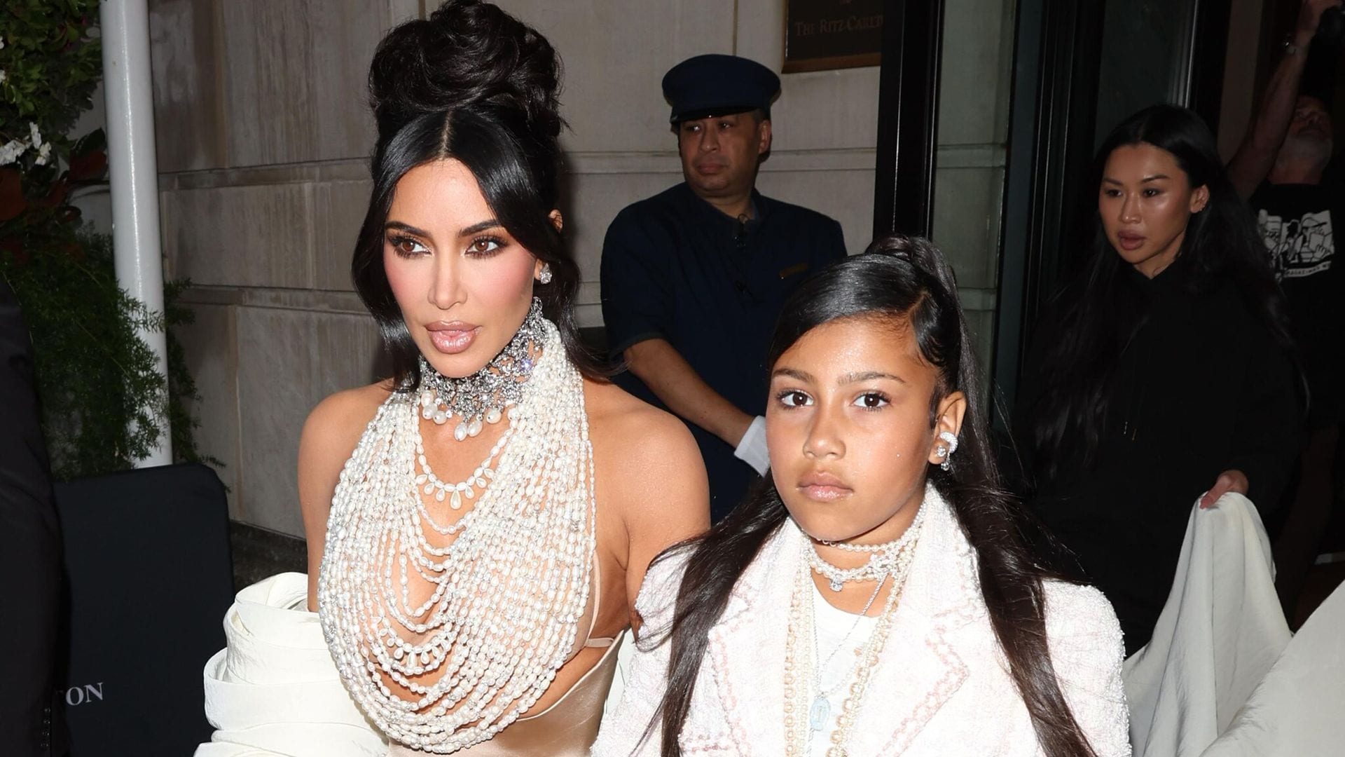 En su debut en la Met Gala, North West salva a Kim Kardashian de una emergencia con su vestido