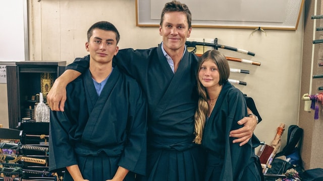 Tom Brady con sus hijos Benjamin y Vivian durante su viaje por Japón.