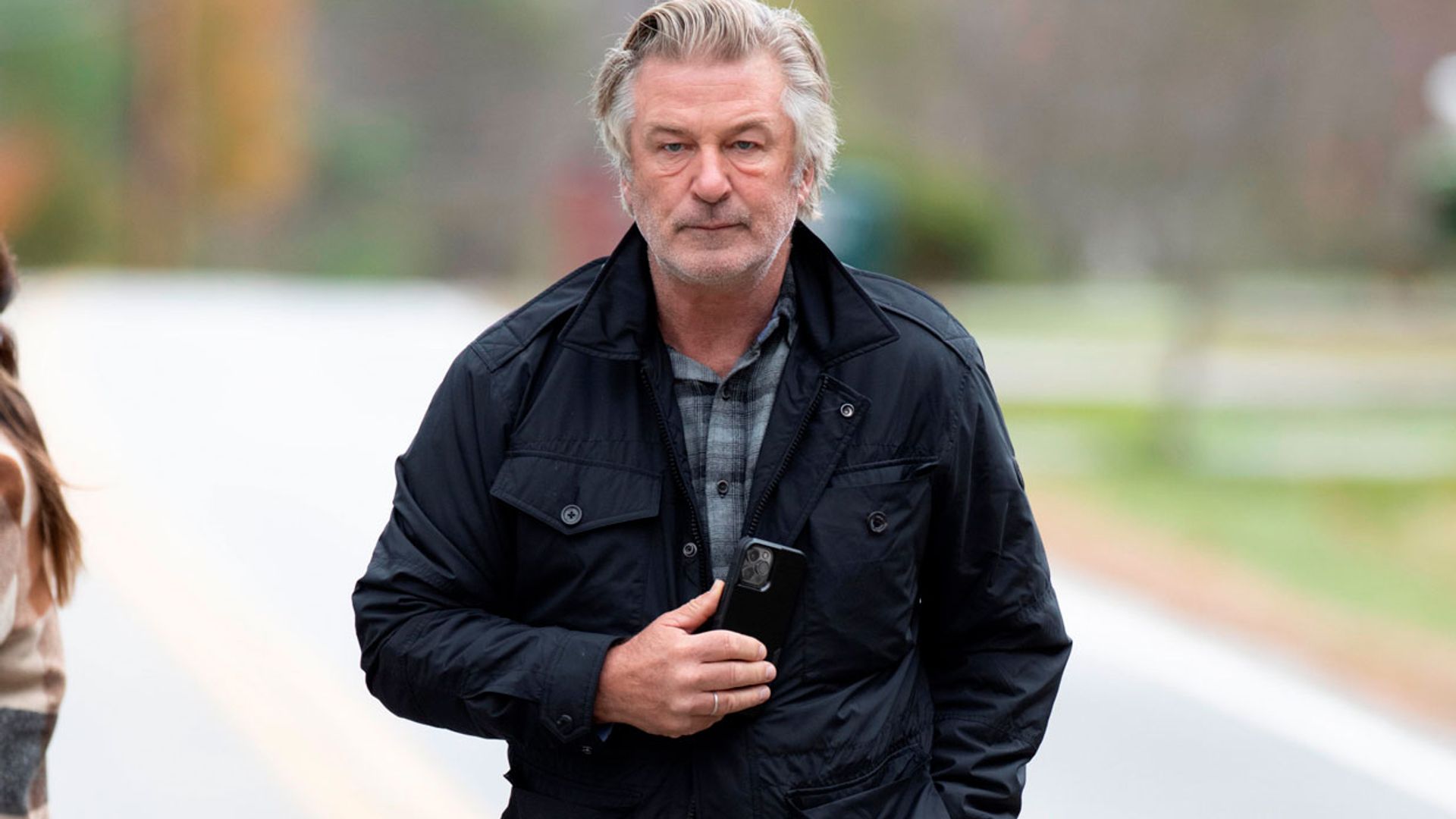 El FBI contradice la versión de Alec Baldwin: la pistola que provocó el accidente no pudo dispararse sola