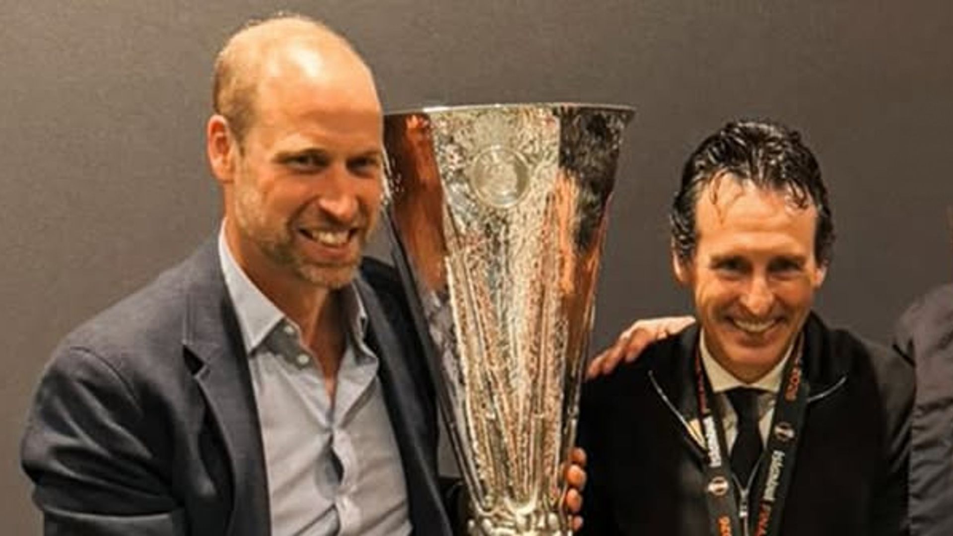 El príncipe Guillermo junto a Unai Emery sujetando la copa del triunfo del Aston Villa en la Europa League, el 20 de mayo de 2026