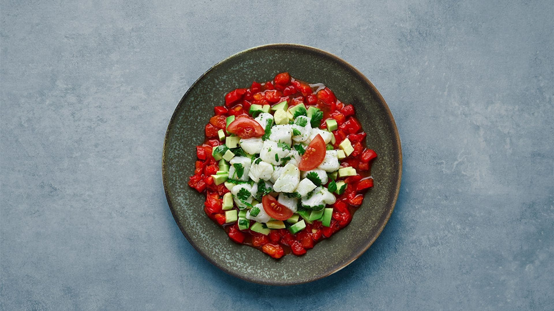 Ensalada de bacalao salado con pimiento, tomate y aguacate
