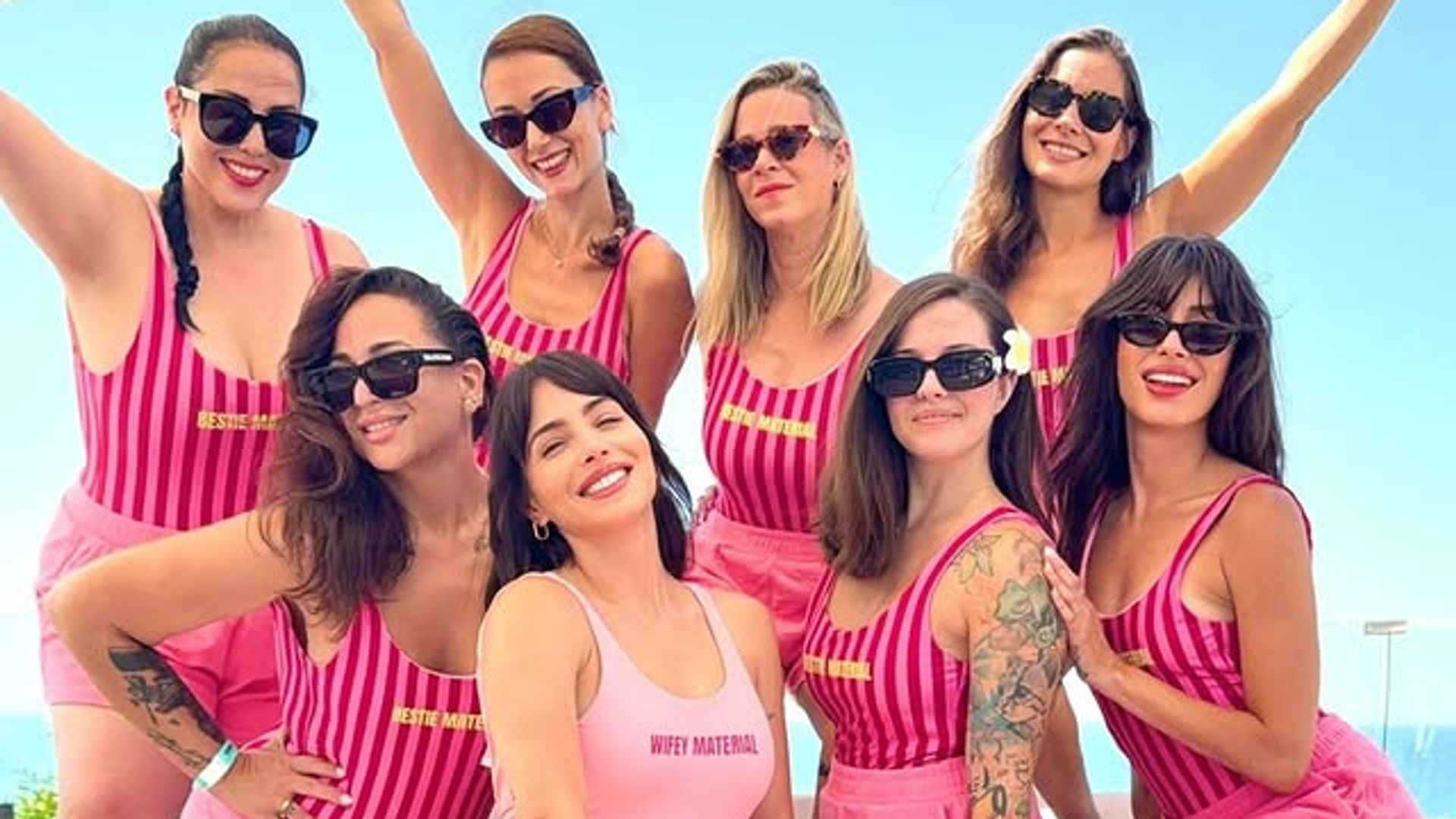 Andrea Duro celebra su segunda despedida de soltera en Cádiz con su 'squad' de amigas y bañadores personalizados