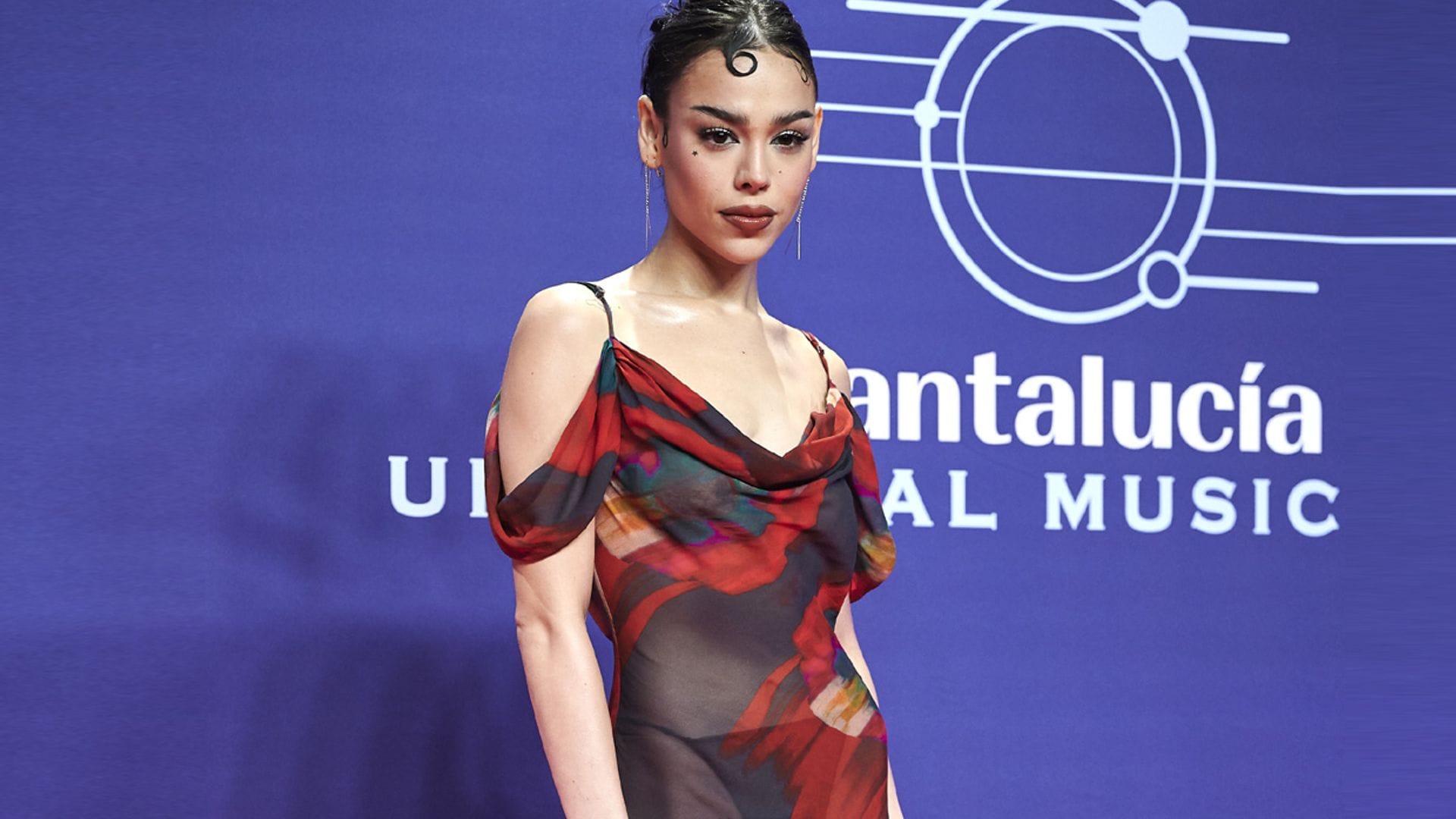 Danna Paola rinde homenaje a la cultura flamenca en Sevilla con un vestido semitransparente y bolso de rosa XL