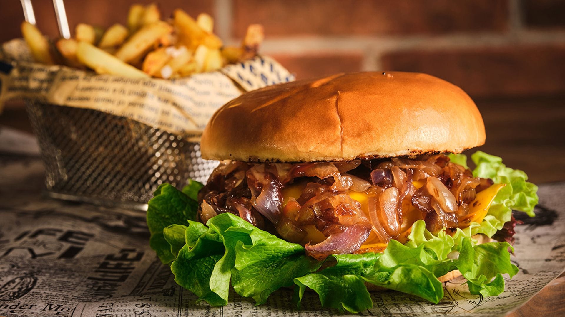 Hamburguesa de pollo con queso y cebolla caramelizada