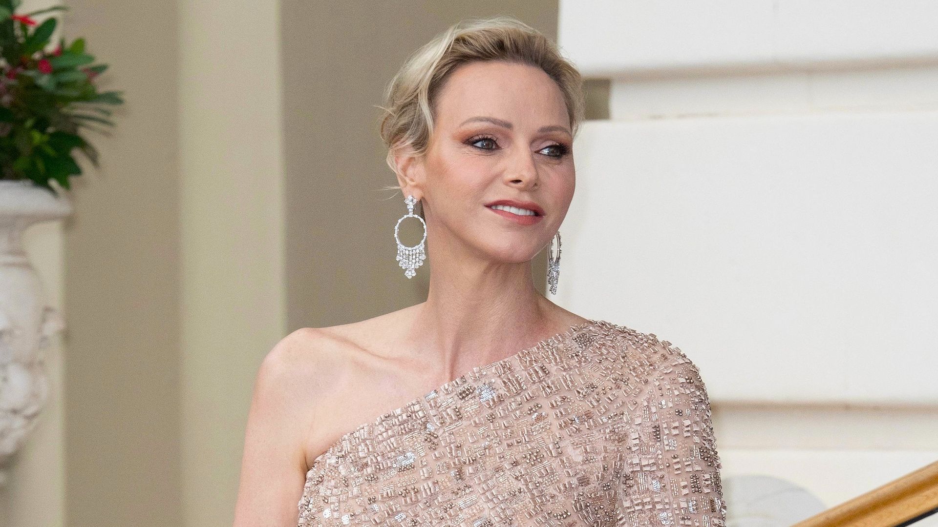 Charlene de Mónaco deslumbra en una noche de ópera con un vestido joya de gala, 2026.