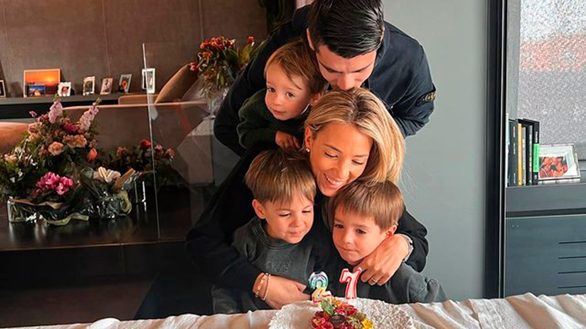 La explosión de alegría de los tres hijos de Alice Campello y Morata al soplar las velas de la tarta
