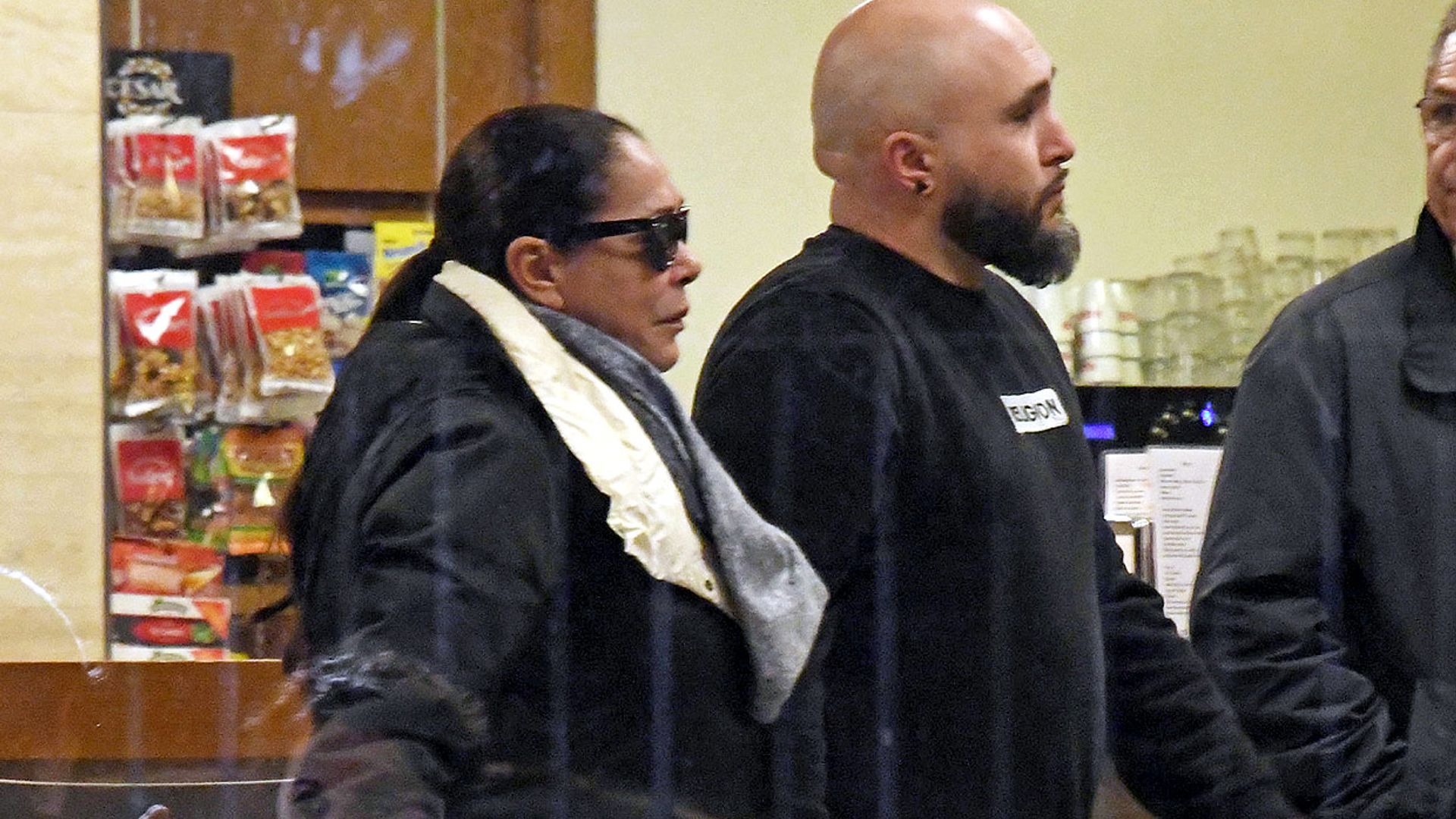 Isabel Pantoja y Kiko Rivera arropan a Irene Rosales en la capilla ardiente de su madre
