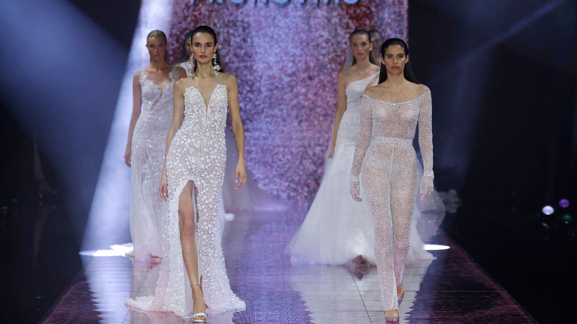 Sara Sampaio y Blanca Padilla deslumbran con las nuevas propuestas nupciales de Pronovias