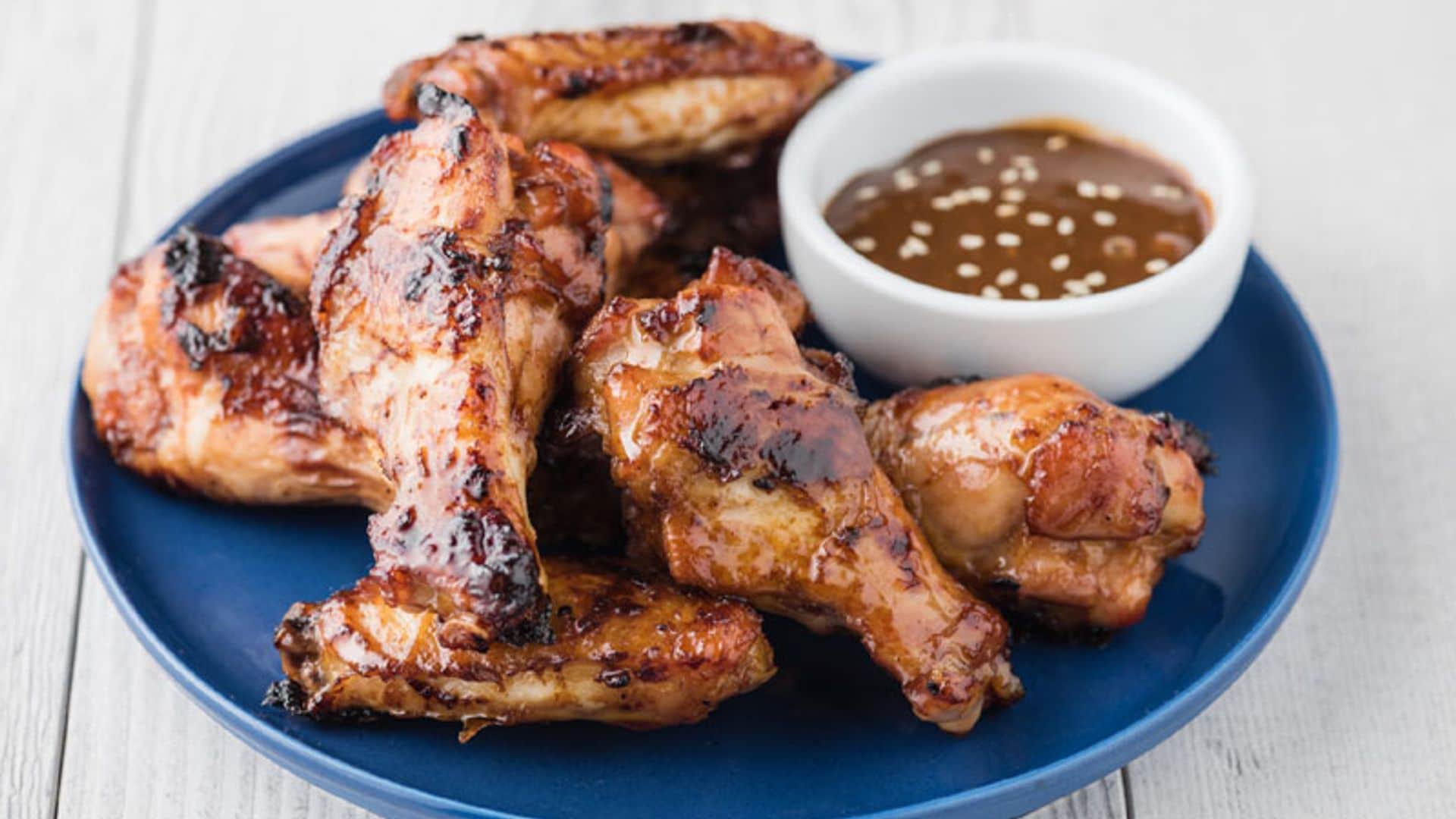 Alitas de pollo glaseadas con 'teriyaki' y crema de sésamo y cacahuete