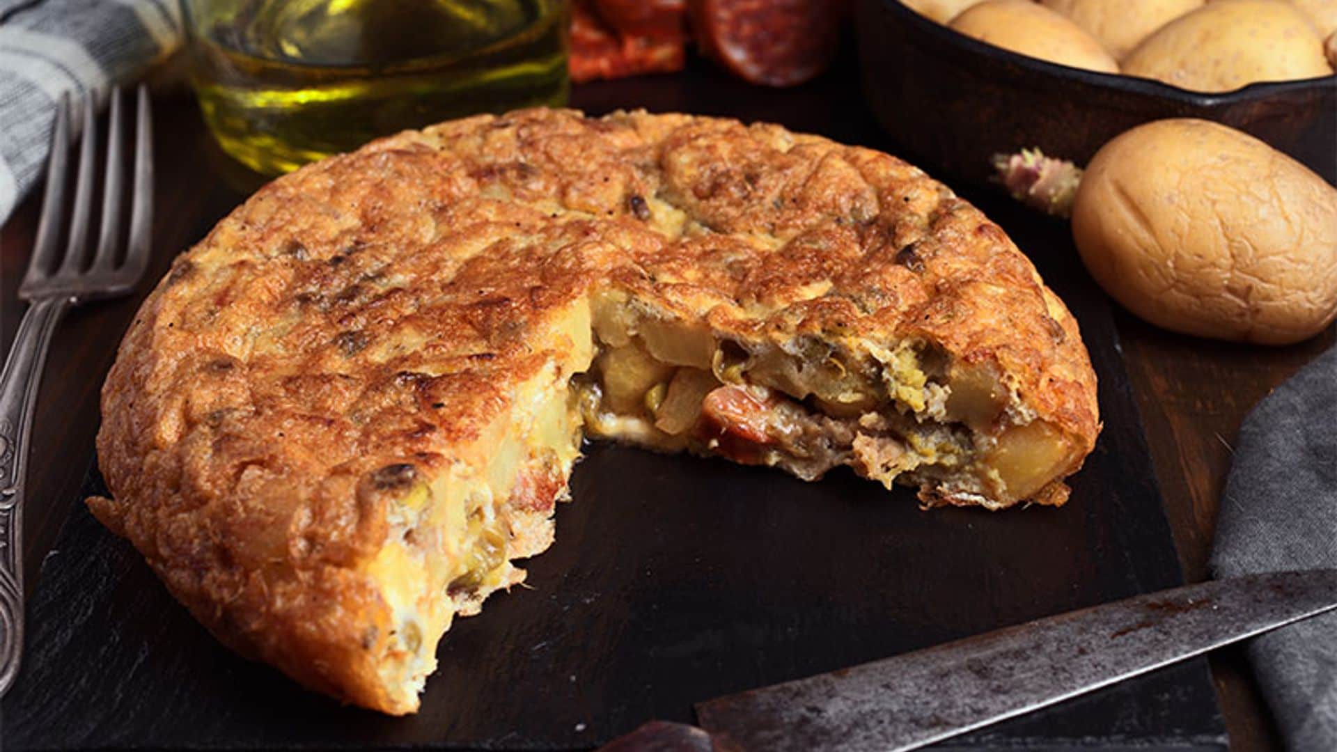 Tortilla de chorizo, ajetes y champiñones