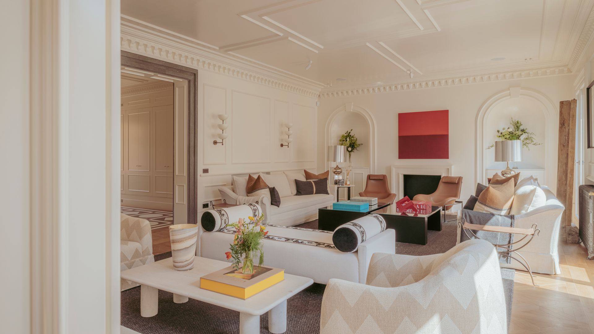 Salón de estilo clásico-romántico renovado
