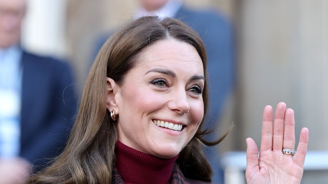 Llamó la atención que en esta ocasión tampoco usó su anillo de compromiso, la pieza que tiene un zafiro de Ceilán ovalado de 12 quilates orlado con diamantes y engastado en oro blanco que fue obra de la joyería Garrard. En su lugar llevó otra joya.