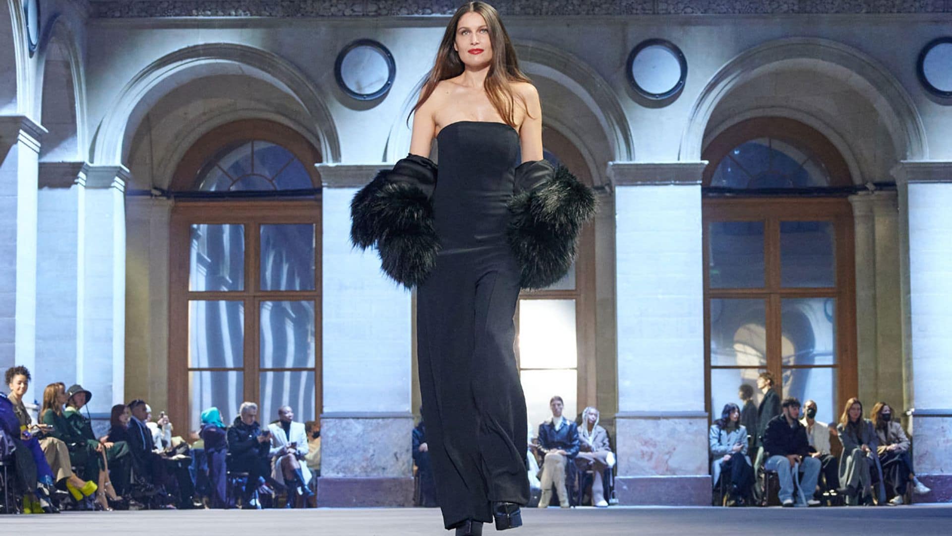 El inesperado trabajo que ha unido a Laetitia Casta y Emily Ratajkowski en París