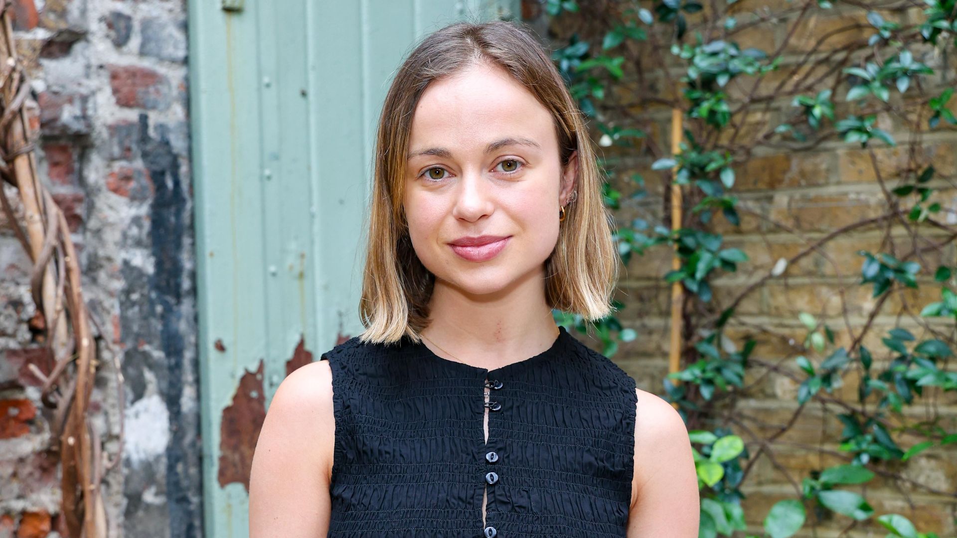 Amelia Windsor, la prima del príncipe Guillermo que compra de segunda mano, confirma en Madrid los accesorios españoles que siempre repite