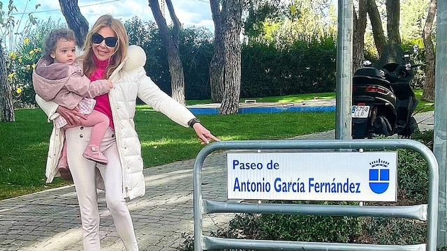 Plano entero de Ana Obregón con su hija dando un paseo 