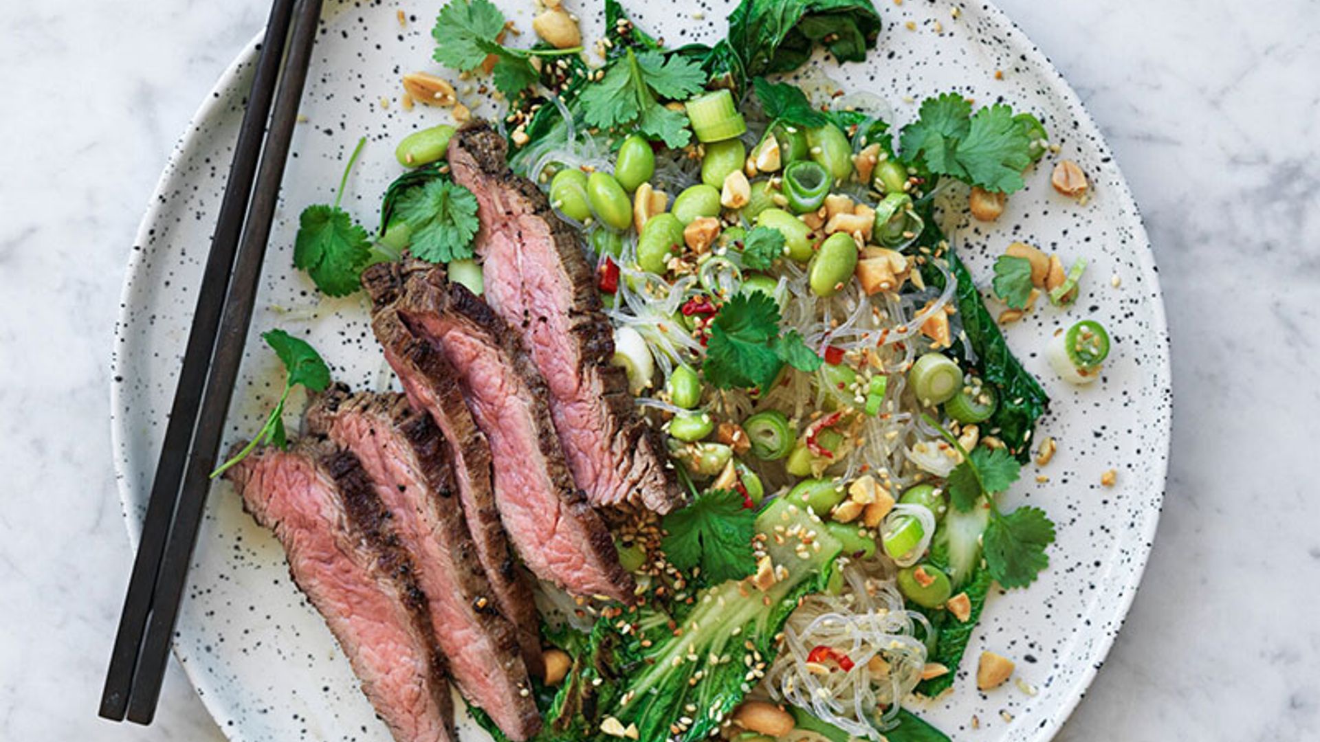 Ensalada asiática de tataki de buey con noodles, edamame y otros vegetales