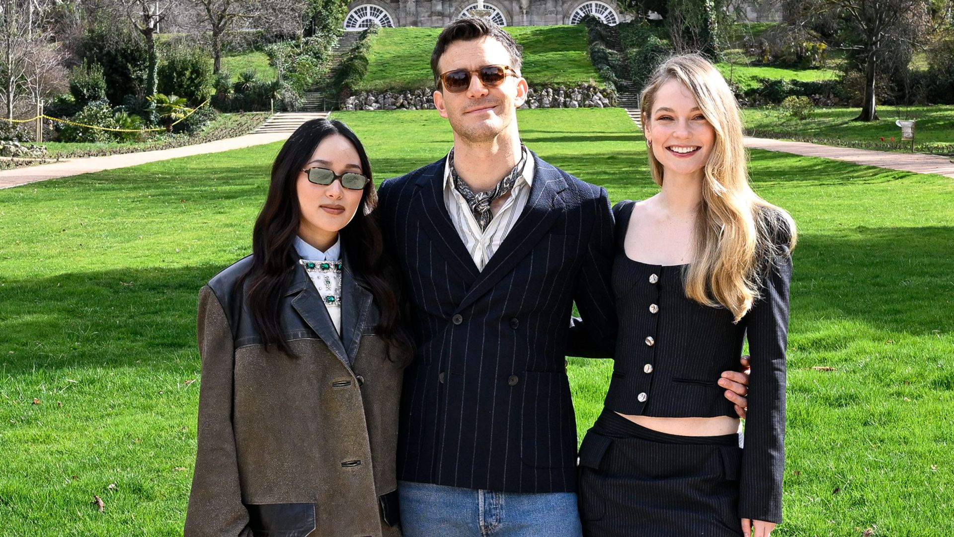Los protagonistas de ‘Los Bridgerton’ arrasan en el Palacio Real de Madrid: los looks de tendencia de Yerin Ha, Hannah Dodd y Luke Thompson