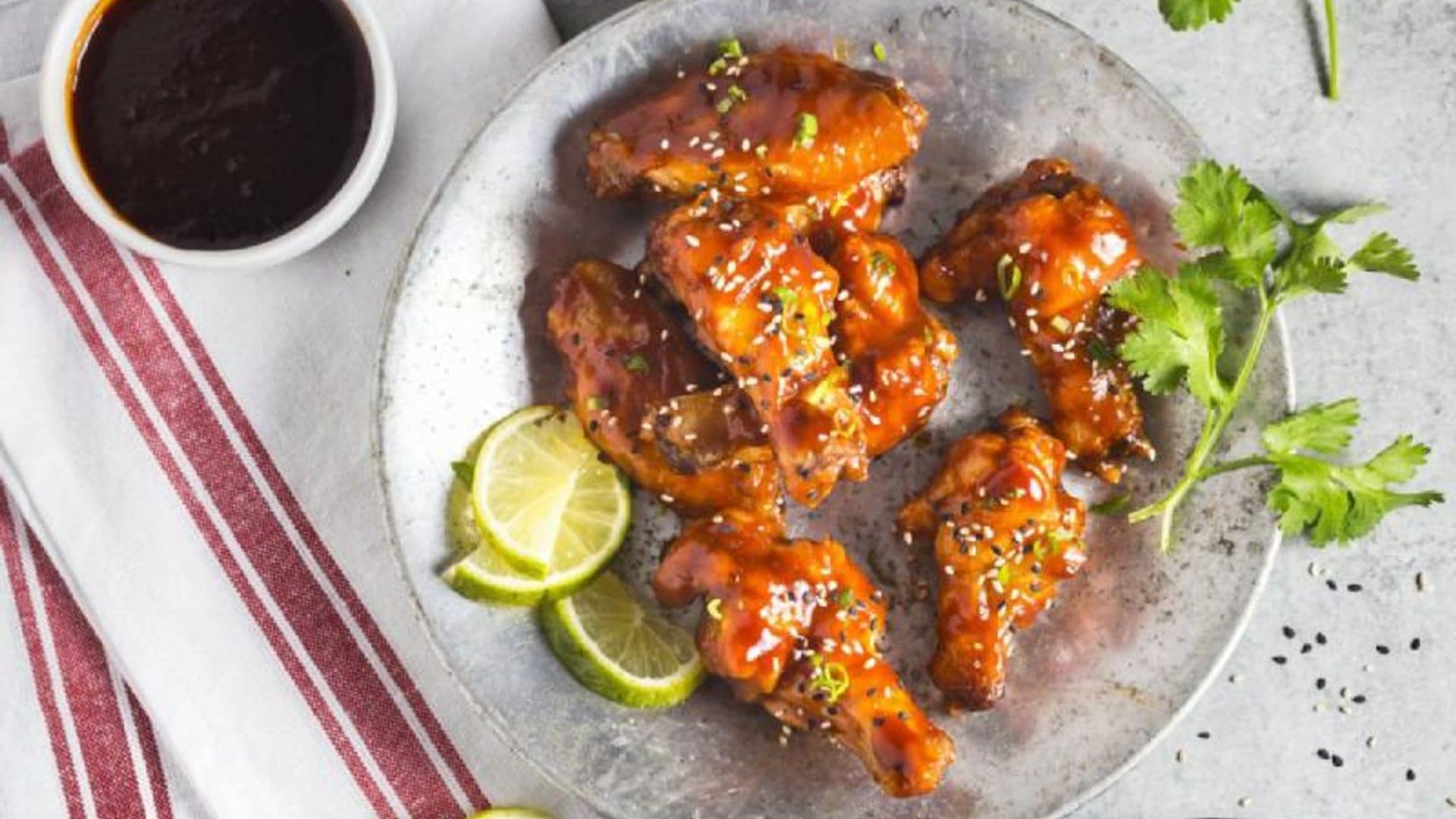 Alitas de pollo asadas con salsa Sriracha y miel