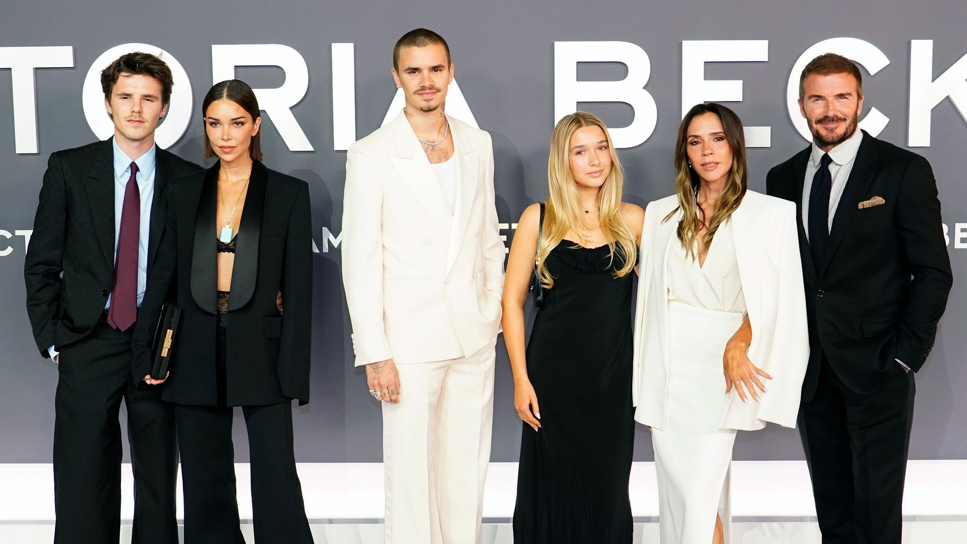Cruz Beckham, Jackie Apostel, Romeo Beckham, Harper Beckham, Victoria Beckham y David Beckham en el estreno del documental de Victoria Beckham en Londres, el 8 de octubre de 2025